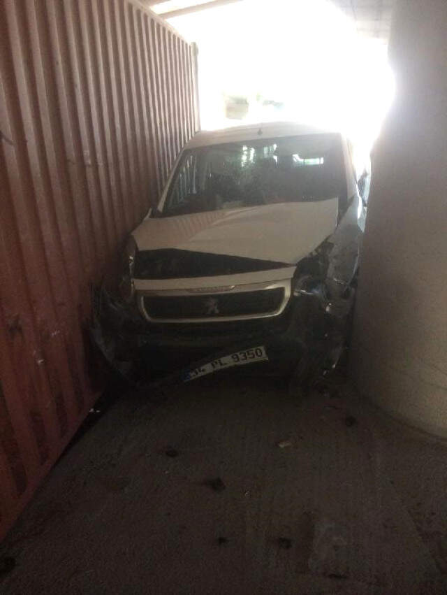 Bakırköy'de Alt Geçide Çarpan TIR, Trafiği Birbirine Kattı