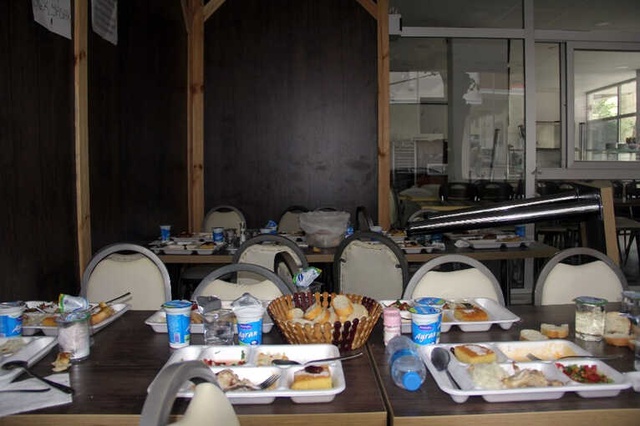 Restoranın Ortası Çöktü, İftara Gelen Vatandaşlar Çukura Düştü! O Anlar Kamerada