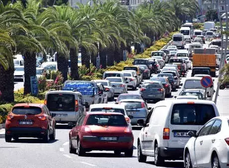 Marmaris'te Adım Atacak Yer Yok! Kentin Girişinde Uzun Araç Kuyrukları Oluştu