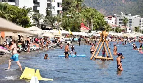 Marmaris'te Adım Atacak Yer Yok! Kentin Girişinde Uzun Araç Kuyrukları Oluştu