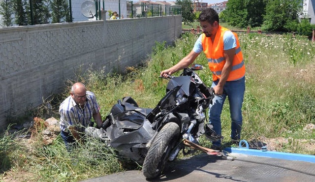 Motosikletle Toprak Yığınına Çarpan Genç, İstinat Duvarının Üzerinde Kaldı