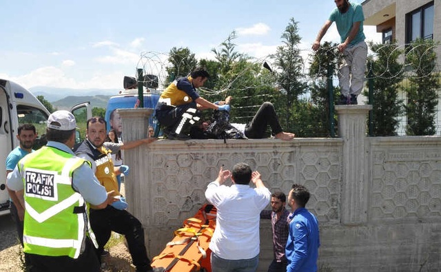 Motosikletle Toprak Yığınına Çarpan Genç, İstinat Duvarının Üzerinde Kaldı