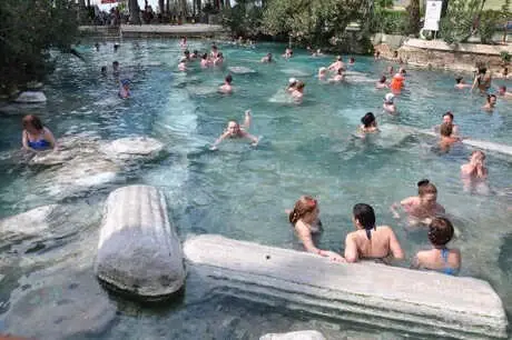 Pamukkale'de Tarihi Havuzun Yanındaki Beton Duvar Çöktü, Faciadan Kıl Payı Dönüldü