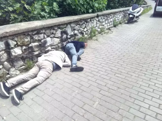 Uyuşturucu Madde Kullanan Gençleri Vatandaşlar, Su Dolu Kovayla Ayılttı