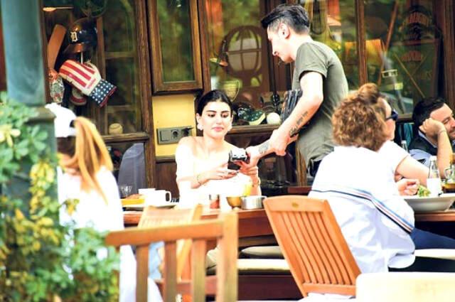 İdil Fırat'la Kahvaltı Yapan Mert Fırat, Hesap Gelince Lavaboda Kaçtı