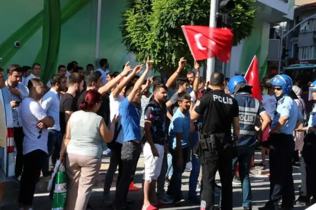 Manisa'da Tehlikeli Gerginlik! HDP Konvoyuna Tepki Gösterildi, Arbede Çıktı