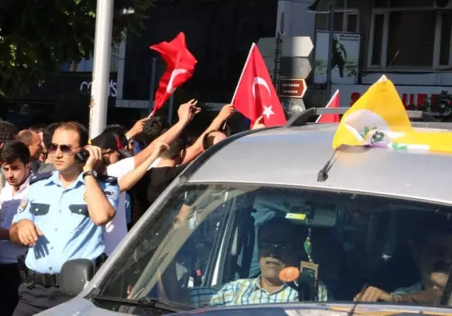 Manisa'da Tehlikeli Gerginlik! HDP Konvoyuna Tepki Gösterildi, Arbede Çıktı