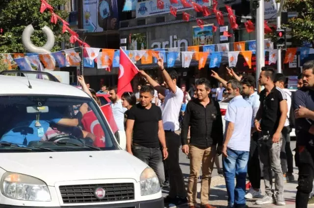 Manisa'da Tehlikeli Gerginlik! HDP Konvoyuna Tepki Gösterildi, Arbede Çıktı