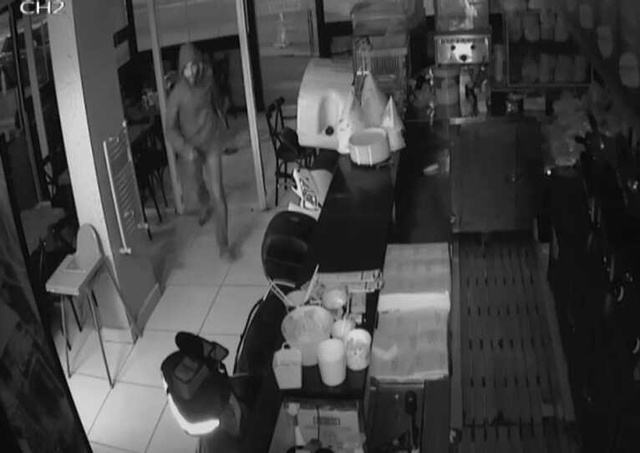 O Anlar Kamerada! Hırsız Kafeye Zorla Girdiği Kafeyi 10 Saniyede Soyup Kaçtı