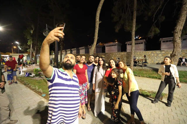 Bakan Sarıeroğlu Piknikçilerle Bici Bici Yiyip, Gençlerle Şarkı Söyledi