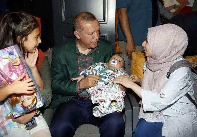 Erdoğan, Havalimanına Dönüş Yolunda Sevgi Seliyle Karşılaştı