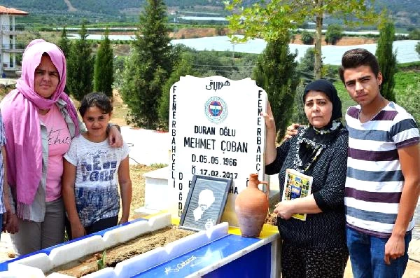 Fenerbahçe Maçını İzlerken Ölen Taraftarın Eşi, Sarı-Lacivert Mezar Vasiyetini Yerine Getirdi