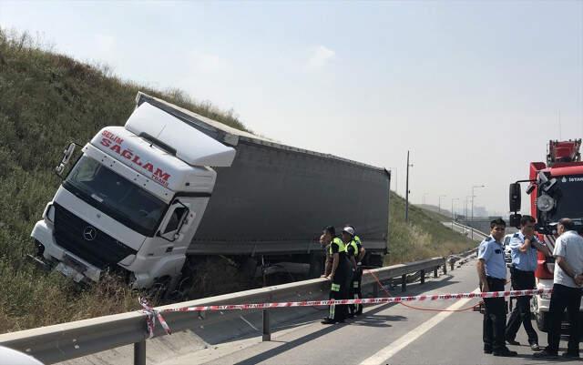 3. Köprü Yolunda Ekiplere Bıçakla Direnen TIR Sürücüsü 2 Saatte İkna Edildi