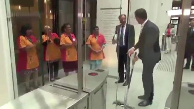 Hollanda Başbakanı Rutte Döktüğü Kahveyi Paspasla Temizleyince Alkışı Aldı