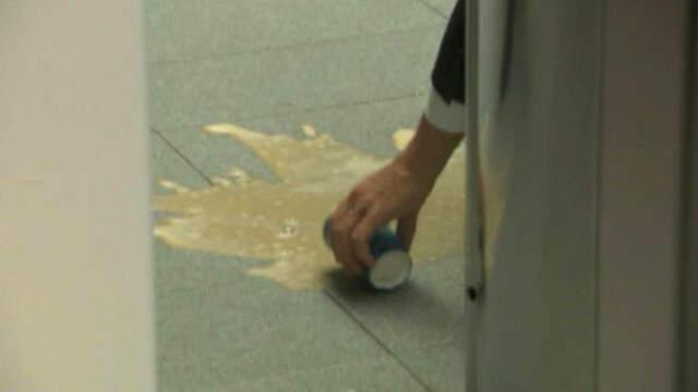 Hollanda Başbakanı Rutte Döktüğü Kahveyi Paspasla Temizleyince Alkışı Aldı