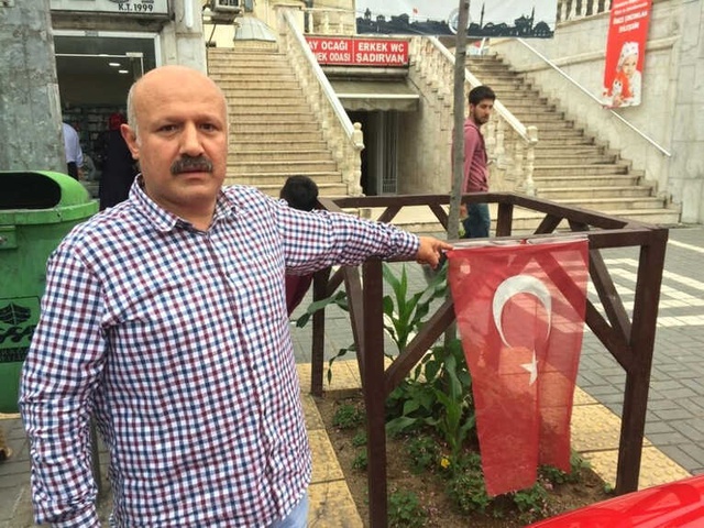 Trabzon'da Türk Bayrağını Alıp Yere Atan Şahıs, Yakalandı