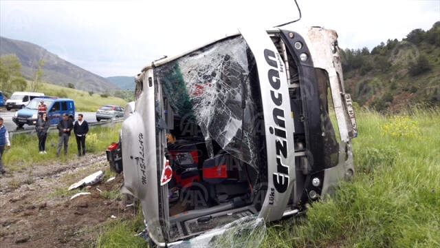Erzincan'da Yolcu Otobüsü Şarampole Uçtu: 1 Ölü, 4'ü Ağır 29 Yaralı