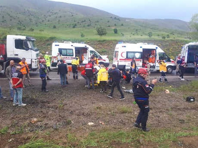 Erzincan'da Yolcu Otobüsü Şarampole Uçtu: 1 Ölü, 4'ü Ağır 29 Yaralı