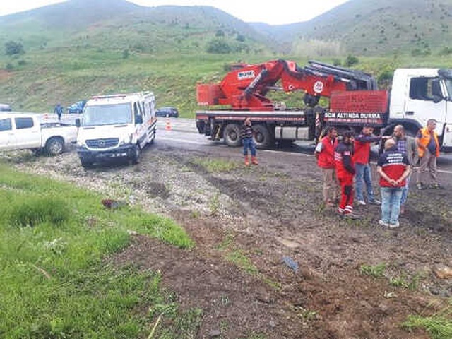 Erzincan'da Yolcu Otobüsü Şarampole Uçtu: 1 Ölü, 4'ü Ağır 29 Yaralı