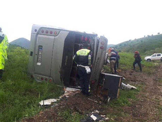 Erzincan'da Yolcu Otobüsü Şarampole Uçtu: 1 Ölü, 4'ü Ağır 29 Yaralı