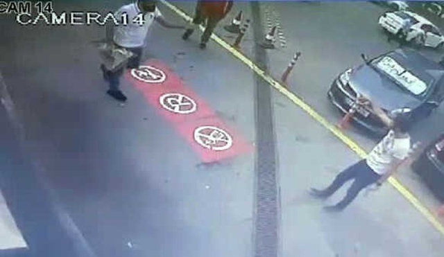 Minibüs Sürücüsü Yol Verme Kavgasında Kemerle Polise Saldırdı, Polis Silahını Ateşledi