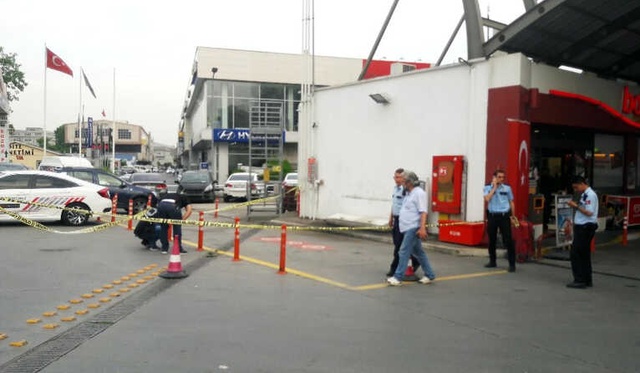 Minibüs Sürücüsü Yol Verme Kavgasında Kemerle Polise Saldırdı, Polis Silahını Ateşledi