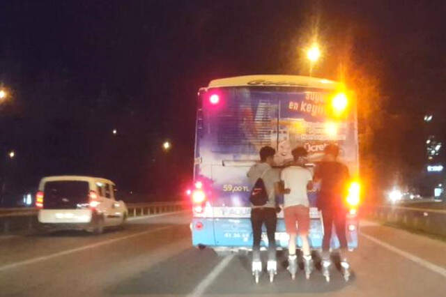 Otobüsün Arkasına Takılan Patenli Gençler Ölümle Dans Etti Otobüsün Arkasına Tutunup Patenle Kayan 3 Kafadar Gencin Ölümle Dansı Kamerada!