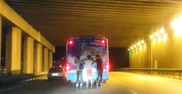 Otobüsün Arkasına Takılan Patenli Gençler Ölümle Dans Etti Otobüsün Arkasına Tutunup Patenle Kayan 3 Kafadar Gencin Ölümle Dansı Kamerada!