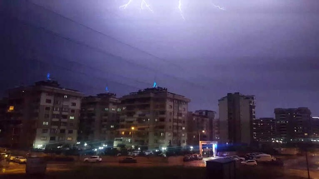 Bursa'da 15 Dakika Aralıksız Çakan Şimşekler Gecenin Karanlığını Beyaza Boyadı