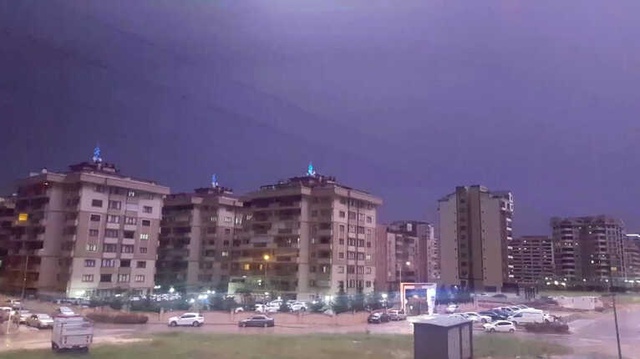 Bursa'da 15 Dakika Aralıksız Çakan Şimşekler Gecenin Karanlığını Beyaza Boyadı