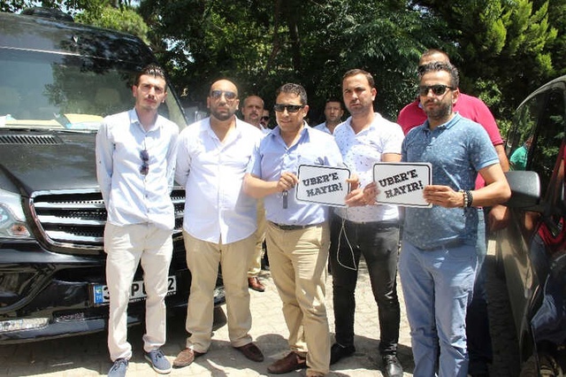 VİP Araç Sürücüleri, Araçlarına UBER'e Hayır Yazısı Yazdırdı