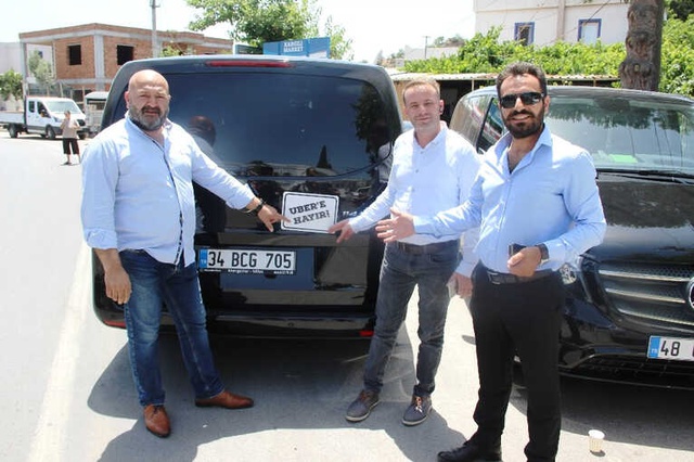 VİP Araç Sürücüleri, Araçlarına UBER'e Hayır Yazısı Yazdırdı