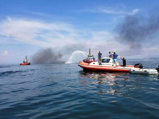 Yalova Açıklarındaki Lüks Yat Alevler İçinde Yanarken Kameralar Saniye Saniye Kaydetti