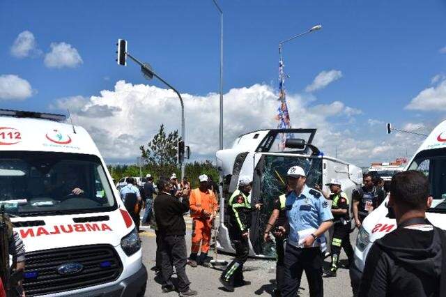 Başbakan Yıldırım'ın Kars Programındaki Koruma Ekibi Kaza Yaptı Başbakan Yıldırım'ın Kars Programında Koruma Ekibi Kaza Yaptı: 18 Yaralı!