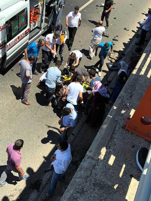 Diyarbakır'da Zincirleme Kaza! Yolcu Otobüsü, Otomobil ve Taksi Birbirine Girdi: 2 Ölü, 5 Yaralı