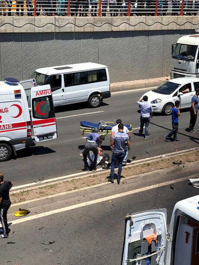 Diyarbakır'da Zincirleme Kaza! Yolcu Otobüsü, Otomobil ve Taksi Birbirine Girdi: 2 Ölü, 5 Yaralı