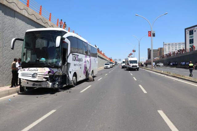 Diyarbakır'da Zincirleme Kaza! Yolcu Otobüsü, Otomobil ve Taksi Birbirine Girdi: 2 Ölü Diyarbakır'da Zincirleme Kaza! Yolcu Otobüsü, Otomobil ve Taksi Birbirine Girdi: 2 Ölü, 5 Yaralı