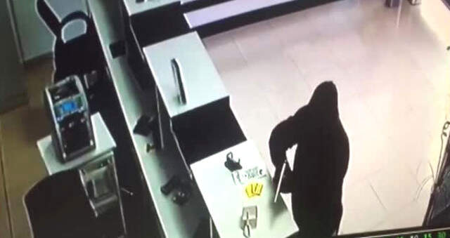 Kadın Çalışana Kelepçe Takıp 200 Bin Lira Çaldılar! Döviz Bürosundaki Silahlı Soygun Kamerada