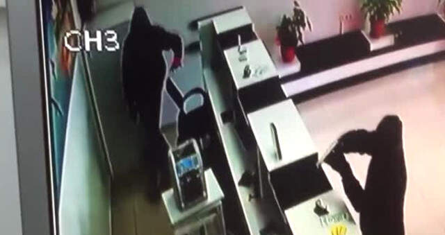 Kadın Çalışana Kelepçe Takıp 200 Bin Lira Çaldılar! Döviz Bürosundaki Silahlı Soygun Kamerada