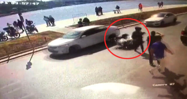 Genç Kız, Kaza Yapan Motosikletin Altında Kalmaktan Bir Adımla Kurtuldu! O Anlar Kamerada