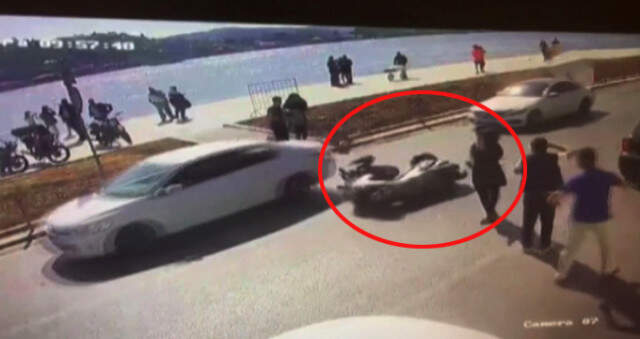 Genç Kız, Kaza Yapan Motosikletin Altında Kalmaktan Bir Adımla Kurtuldu! O Anlar Kamerada