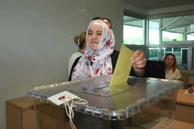Gurbetçi Çift 6 Saatlik Bekleyişin Ardından Kapıkule'deki İlk Oyu Attı