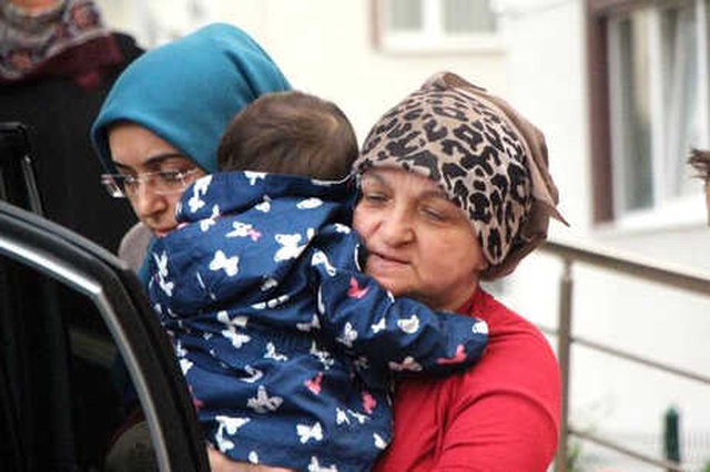 Otomobilde Mahsur Kalan Bebeğin Korkmaması İçin Annesi Camdan Çizgi Film İzletti