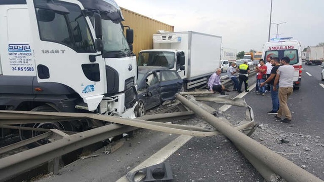 Lastiği Patlayan TIR, TEM'i Birbirine Kattı: 4 Yaralı