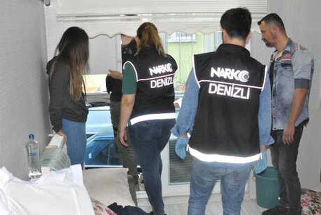 Uyuşturucu Satıcıları Polis Evi Basınca Giyinmeye Bile Fırsat Bulamadı