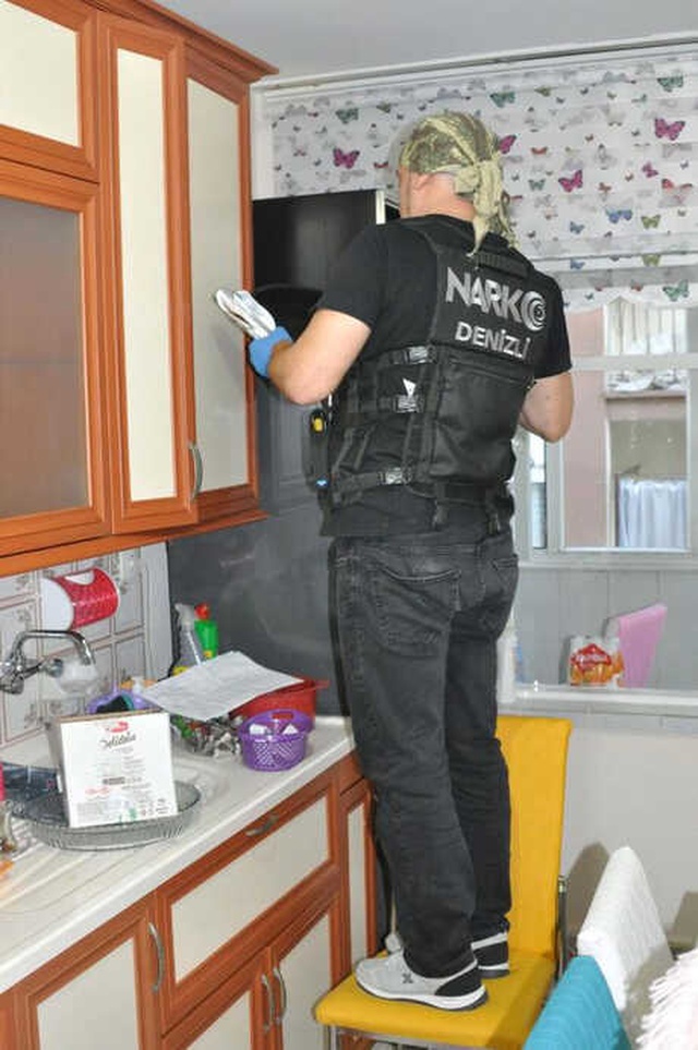 Uyuşturucu Satıcıları Polis Evi Basınca Giyinmeye Bile Fırsat Bulamadı