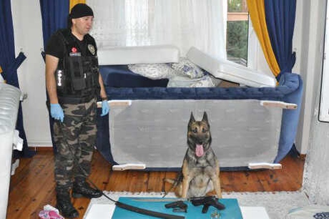 Uyuşturucu Satıcıları Polis Evi Basınca Giyinmeye Bile Fırsat Bulamadı