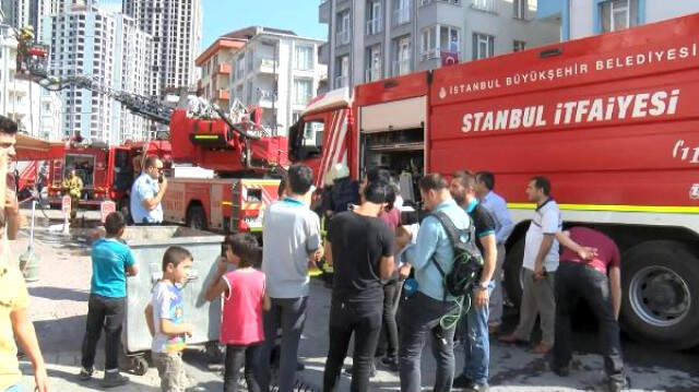 Esenyurt'ta 4 Katlı Binada Yangın 4 Katlı Binada Doğal Gaz Patlaması Sonucu Yangın Çıktı: 1'i Ağır 2 Kişi Yaralandı