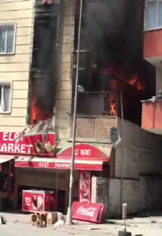 4 Katlı Binada Doğal Gaz Patlaması Sonucu Yangın Çıktı: 1'i Ağır 2 Kişi Yaralandı