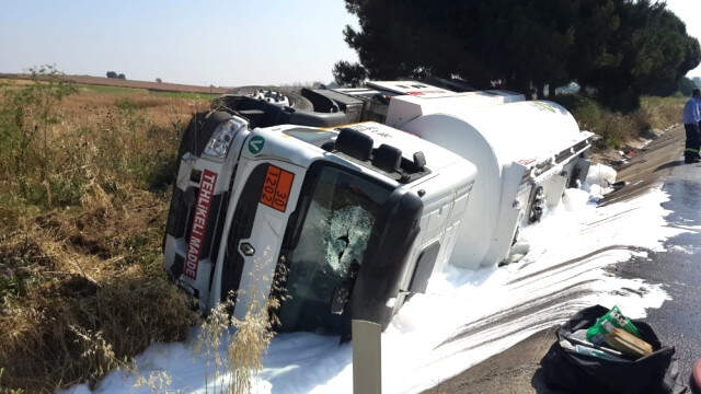 Son Dakika! Yolcu Otobüsü ile Tanker Çarpıştı: Çok Sayıda Yaralı Var Yolcu Otobüsü ile Çarpışan Benzin Dolusu Tanker Yola Devrildi: 10 Yaralı